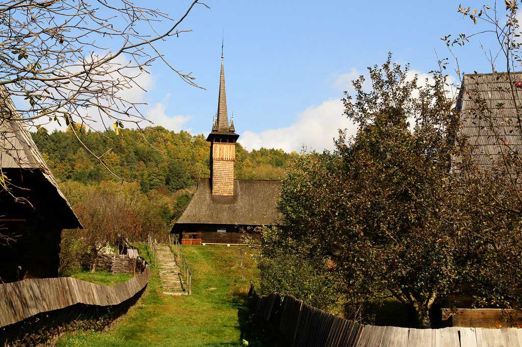biserica din lemn cu acoperis de sindrila