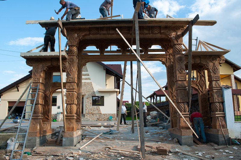 Poarta Maramureseana in constructie