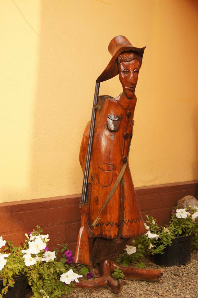 Sculpturra din lemn pe tema populara