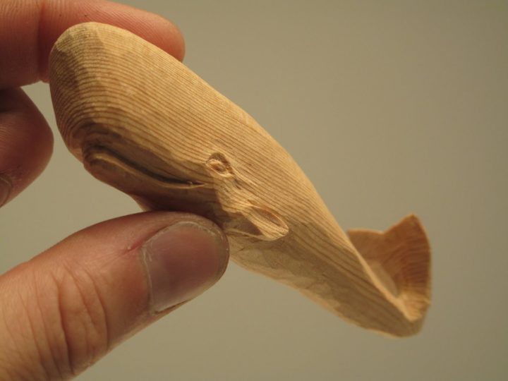 Balena sculptata din lemn de Douglas