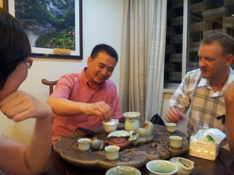 Smiling Buddha ... Amintiri din 2012 ... 1 Mr Lin prepara ceaiul