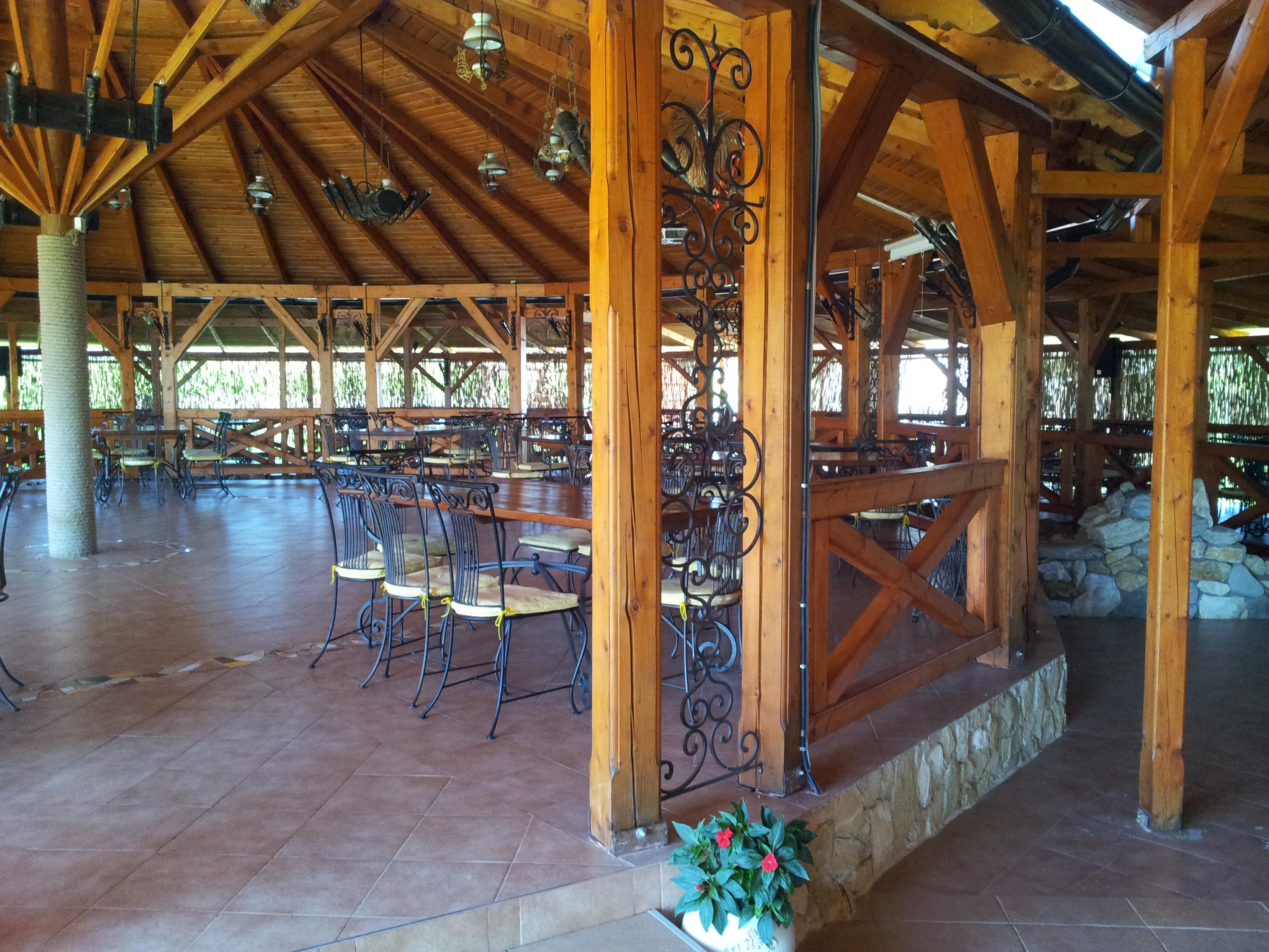 Terasa de restaurant din lemn - La Taticu'