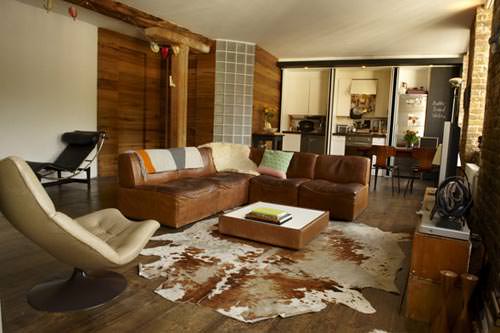 living cu decor de caramida aparenta in stil rustic