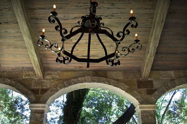 Plafon de lemn cu candelabru din fier forjat