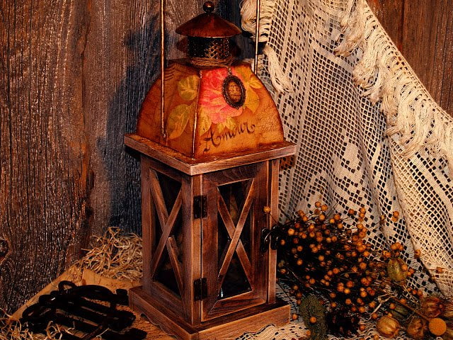 Lampion de lemn pictat