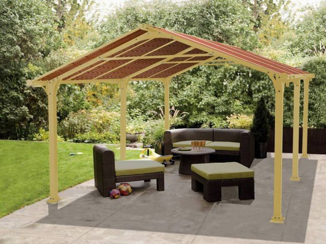 foisor deschis cu mobilier din ratan