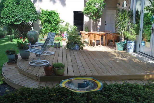terasa cu deck si mobilier din lemn