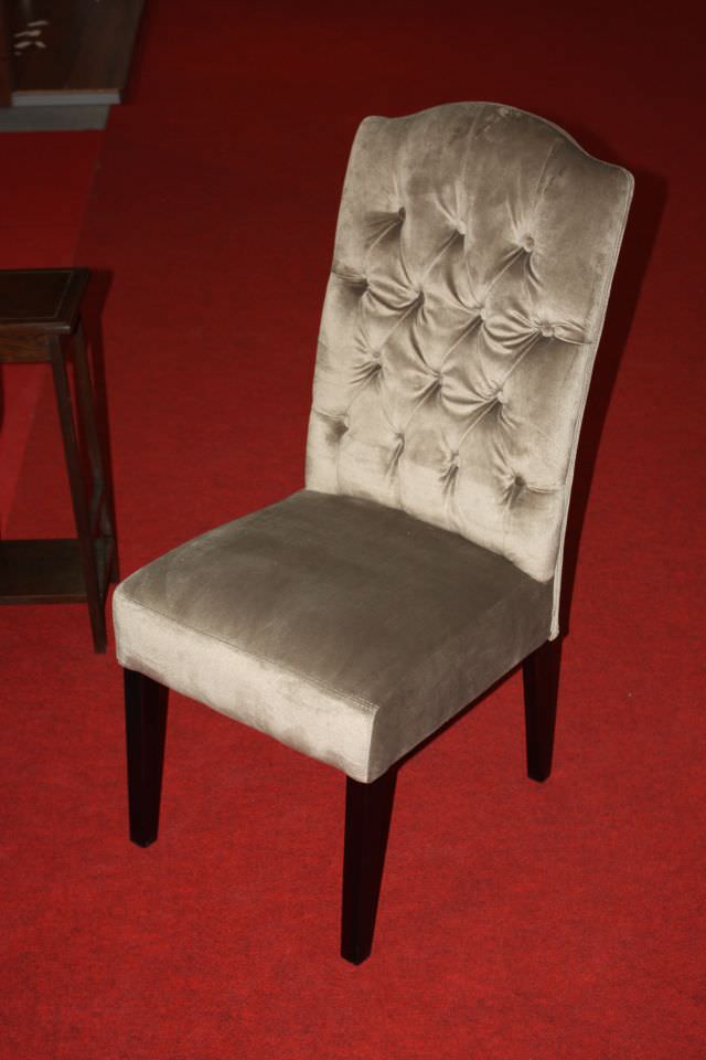 scaune tapitate cu piele sau material textil