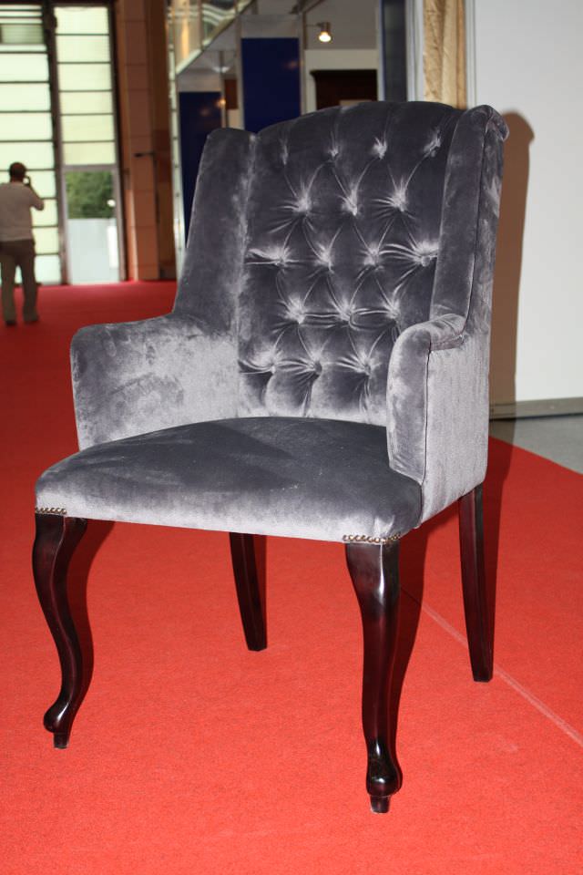 scaune tapitate cu piele sau material textil