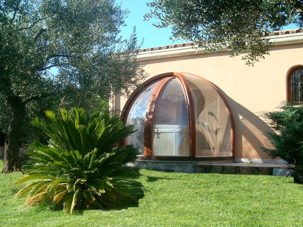 piscina protejata cu panouri de sticla