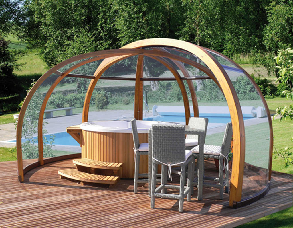 piscina protejata cu panouri de sticla