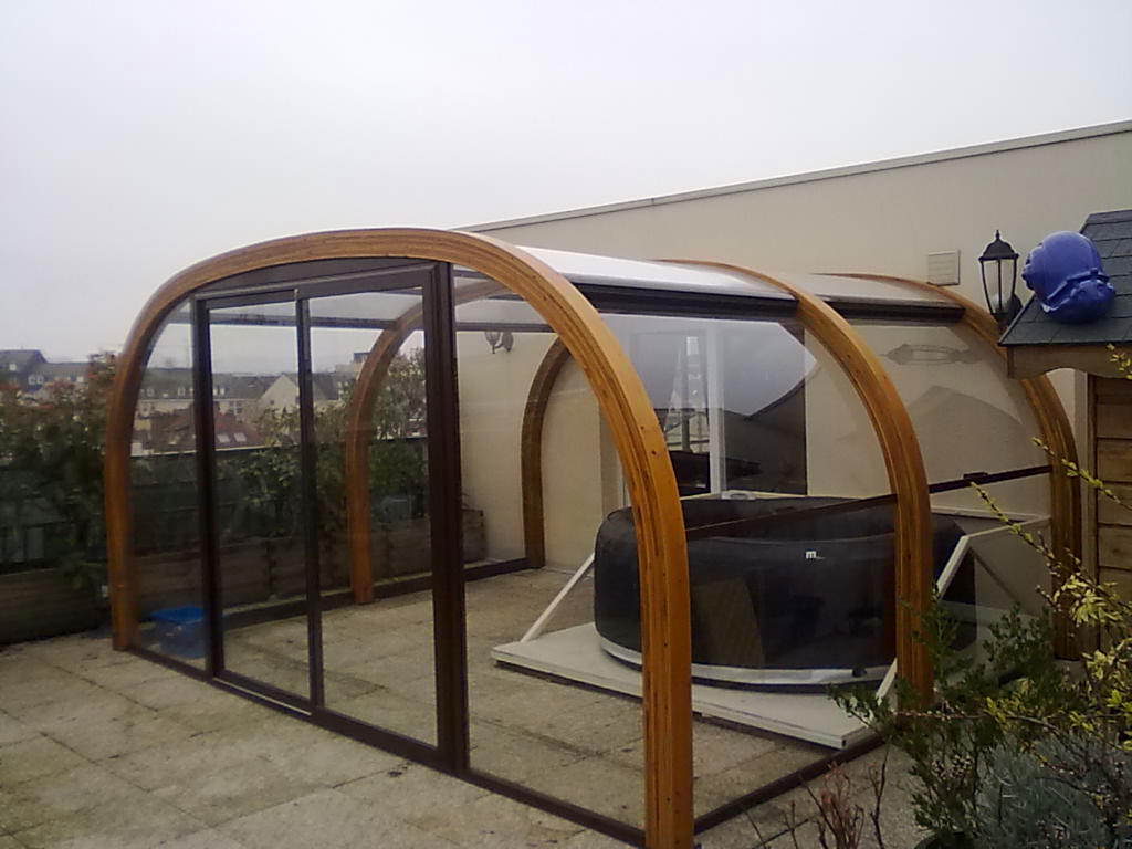 piscina protejata cu panouri de sticla