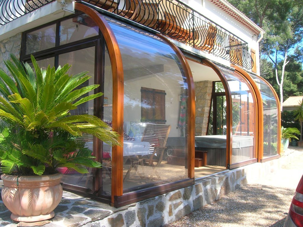piscina protejata cu panouri de sticla