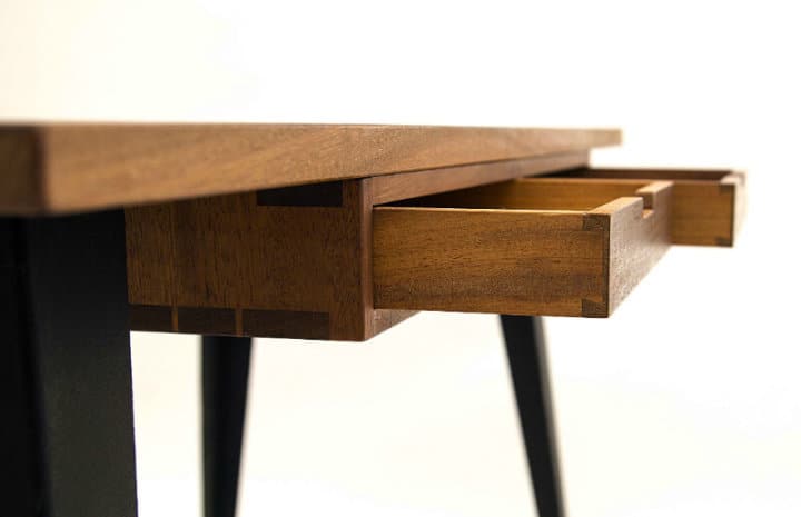 mobilier din lemn iroko portret de tâmplar