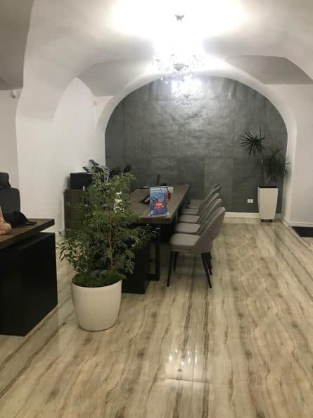 masa Udine din lemn masiv de cer la Aerotravel Lufthansa City Travel Timisoara