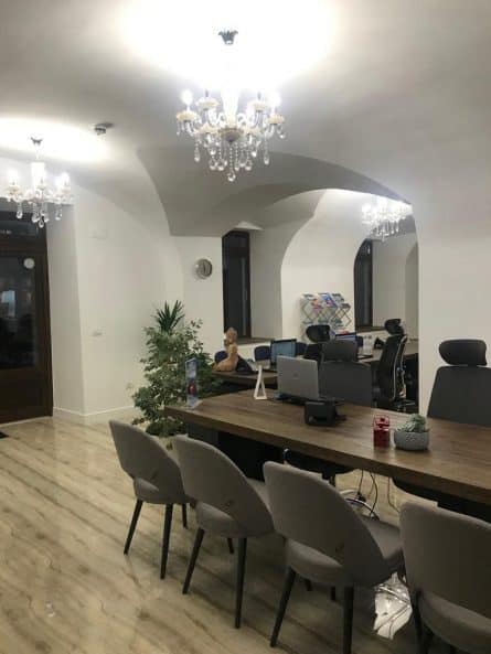 masa Udine din lemn masiv de cer la Aerotravel Lufthansa City Travel Timisoara