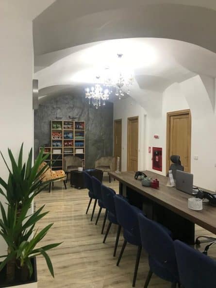 masa Udine din lemn masiv de cer la Aerotravel Lufthansa City Travel Timisoara