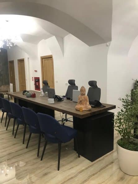 masa Udine din lemn masiv de cer la Aerotravel Lufthansa City Travel Timisoara