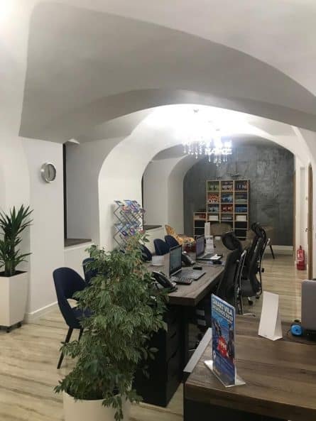 masa Udine din lemn masiv de cer la Aerotravel Lufthansa City Travel Timisoara