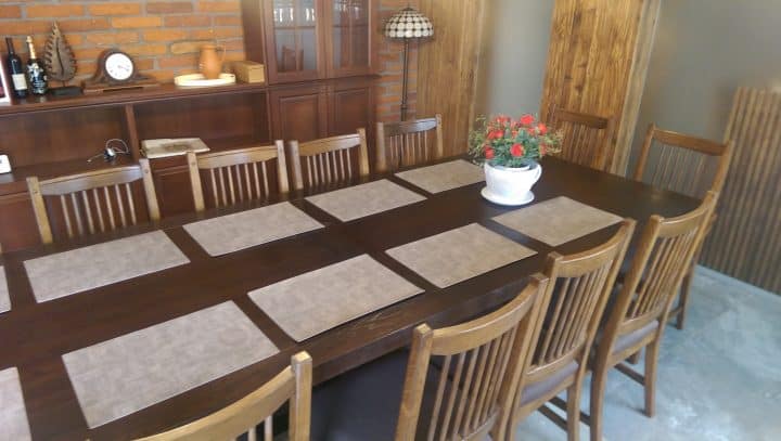 Masa Britain si scaune Edward - forma perfectă