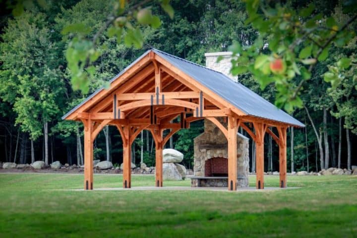 pavilion in aer liber cu vatra de foc
