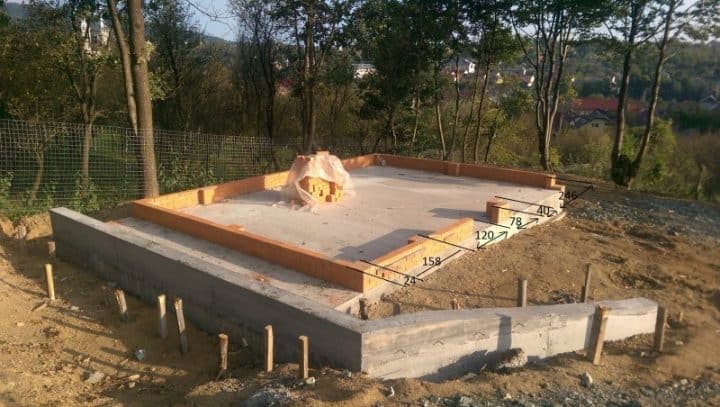 soclu din cărămidă - Cabana de la Baia Sprie