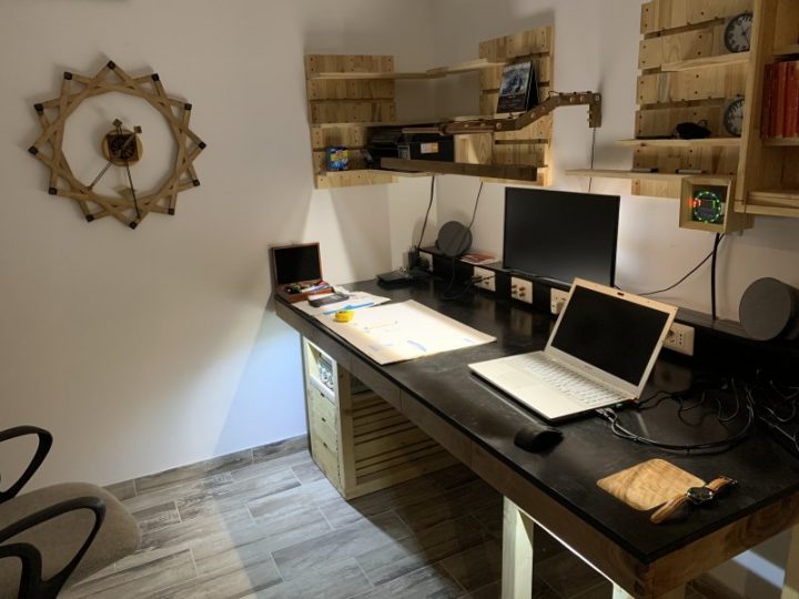 birou de electronist si un ceas cu suflet de tâmplar