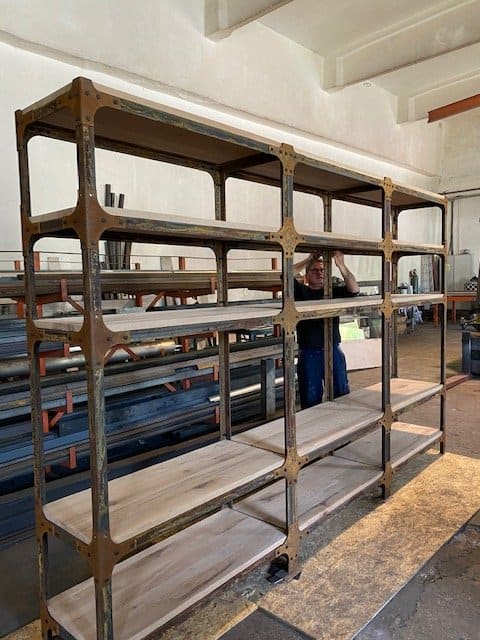 raft din metal ruginit cu blaturi din cer marfa facturată