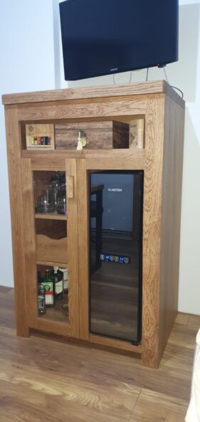 corp de stejar cu usi si frigider de vinuri