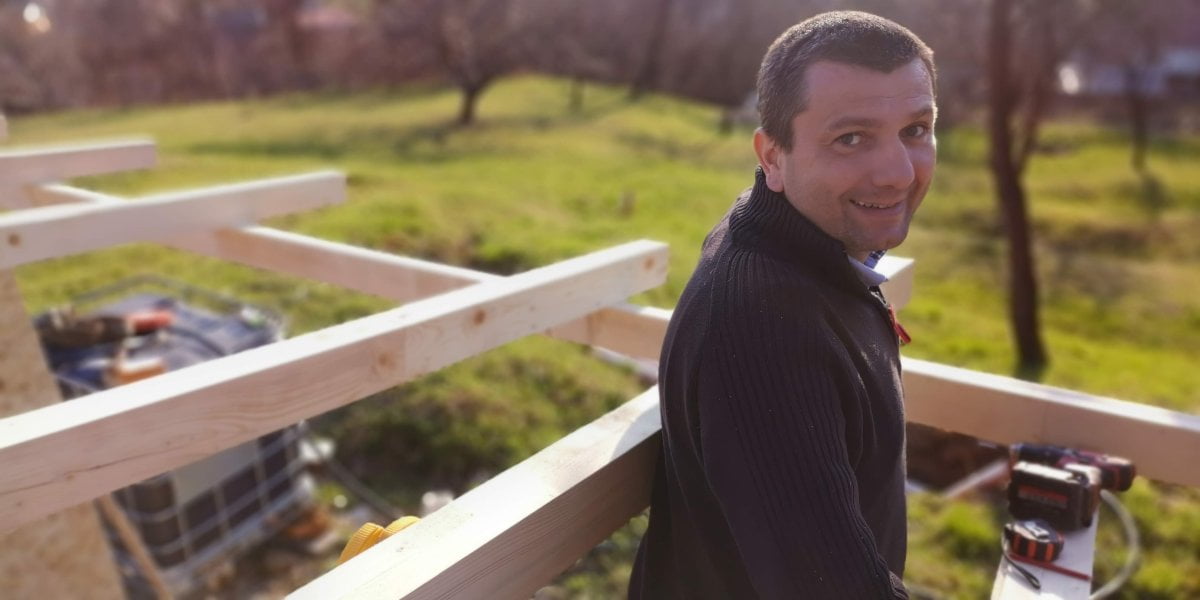 montarea cornilor la magazie din lemn - Catalin după 8 ore de muncă