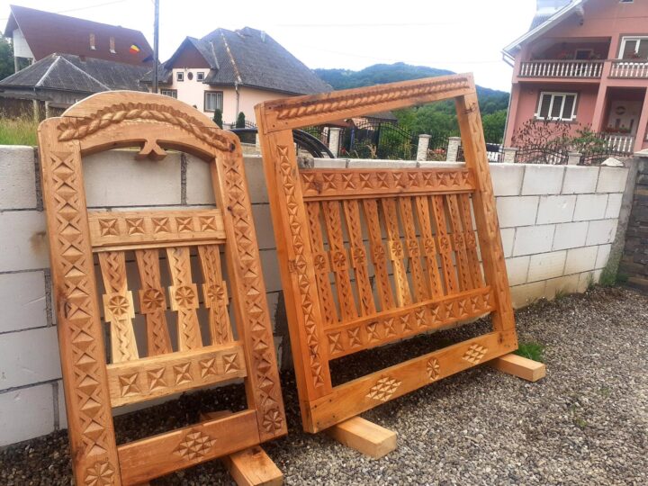 porti sculptate din stejar