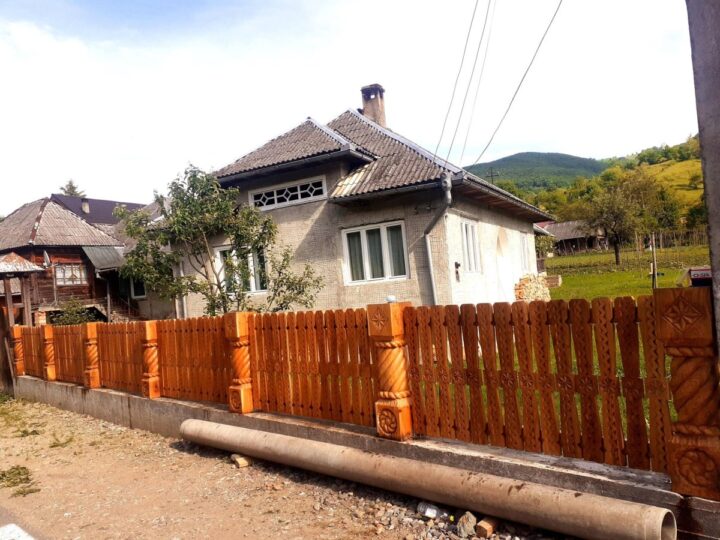 sculptură în stejar - poarta maramureșeană - casa din lemn garduri din lemn sculptat (1)