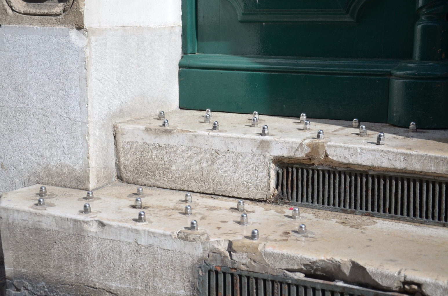 Boulons_anti-sdf_sur_un_perron_Marseille_France