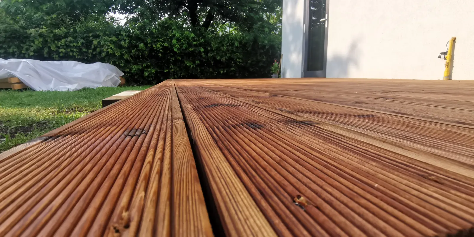 close up deck lemn