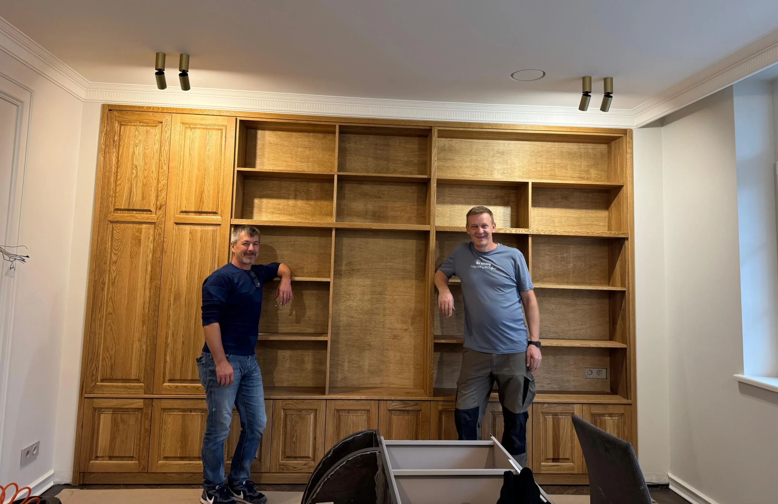Biblioteca incastrata Tibi si Calin