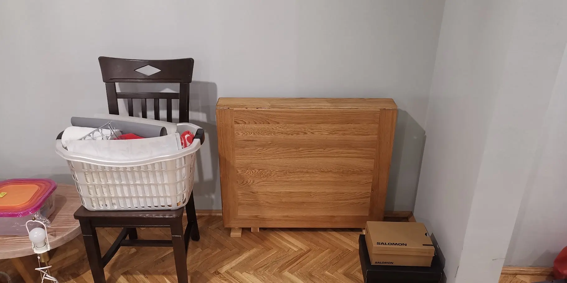 Masa plianta din stejar la perete